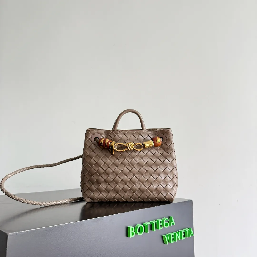 The new Andiamo batch of 3060 BV is shipped‼ ️The classic intercciato weaving process is used to create a soft bag, the metal knot is made of micro-cast aluminum using jewelry technology🪢, and the decorative beads are made of metal and hand-polished oak, allowing you to jump repeatedly between elegance and fun💃, making it unpredictable. Classic and versatile, it shows off your temperament, and the bag has a large capacity, making it very convenient for daily commuting! It has a variety of carrying methods, the shoulder straps can be adjusted by yourself, the original lambskin feels soft and delicate, and the unisex style breaks gender boundaries and brings a more practical and long-lasting use experience. The Andiamo, which has both elegant and casual styles, perfectly interprets the "fashionable old money style". Style number: 743568+wood hardware Color: pine cone brown Size: 25*22*10.5cm